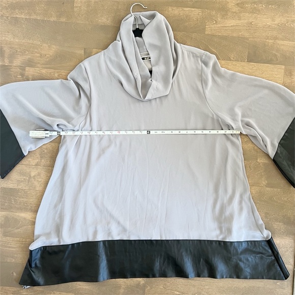 Zoi Flowy Blouse Grey Black faux leather XL - Picture 7 of 8